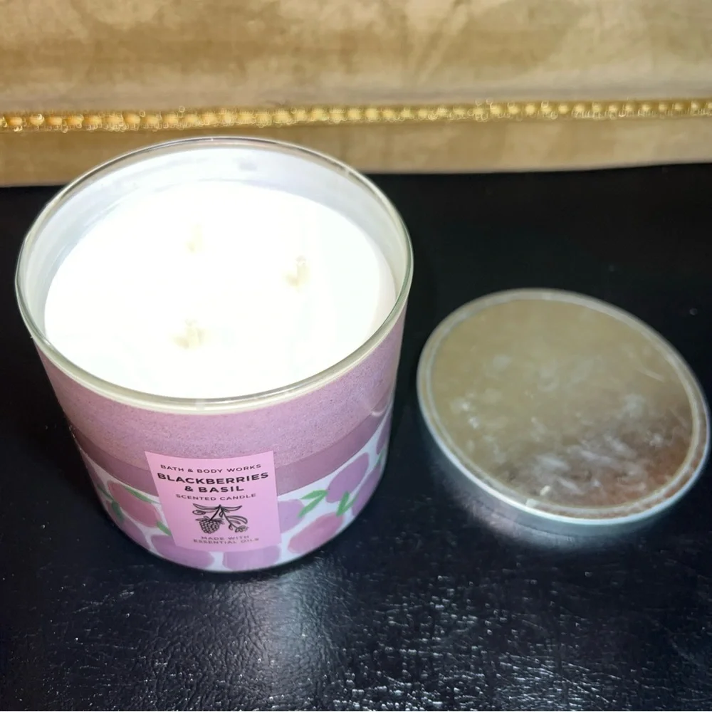 Bath & Body Works Blackberries & Basil Scented Candle Essential Oils 14.5 oz - Picture 6 of 7
